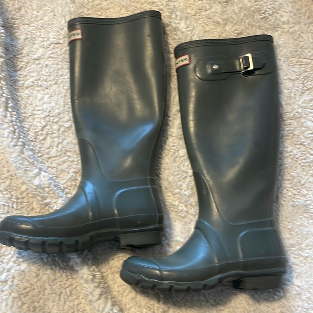 Women’s Hunter grey rain boots. Size 5, but fits more like a 51/2 or 6.
